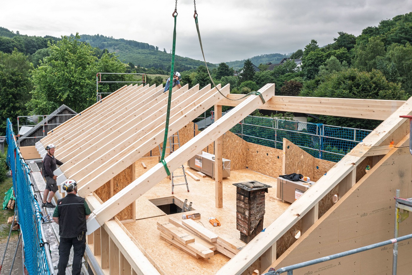 Zimmerleute beim Errichten eines Dachstuhls bei einem Neubau