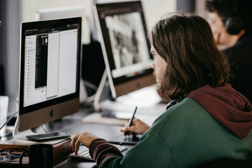 Mann arbeitet am Bildschirm